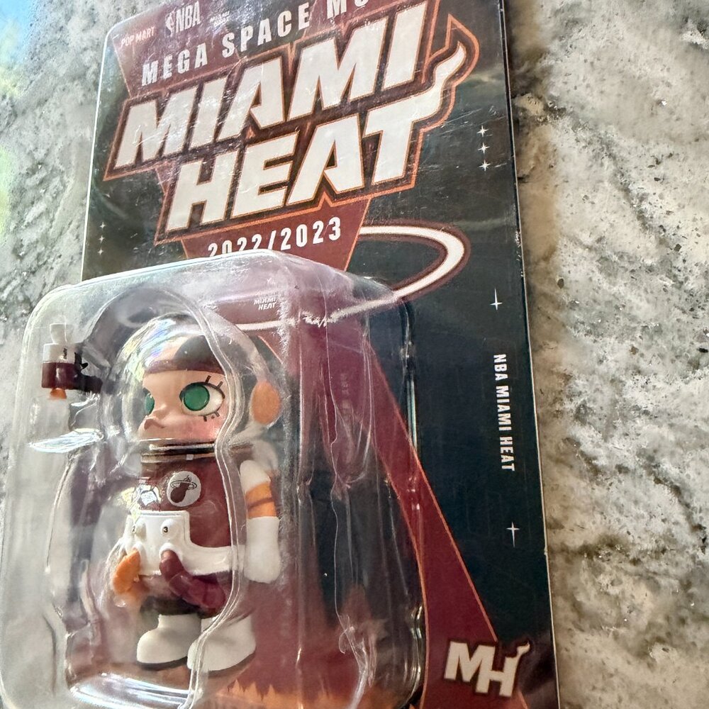Collectible Auth Pop Mart Mega Space Molly 100% SPECIAL Edition NBA Miami Heat